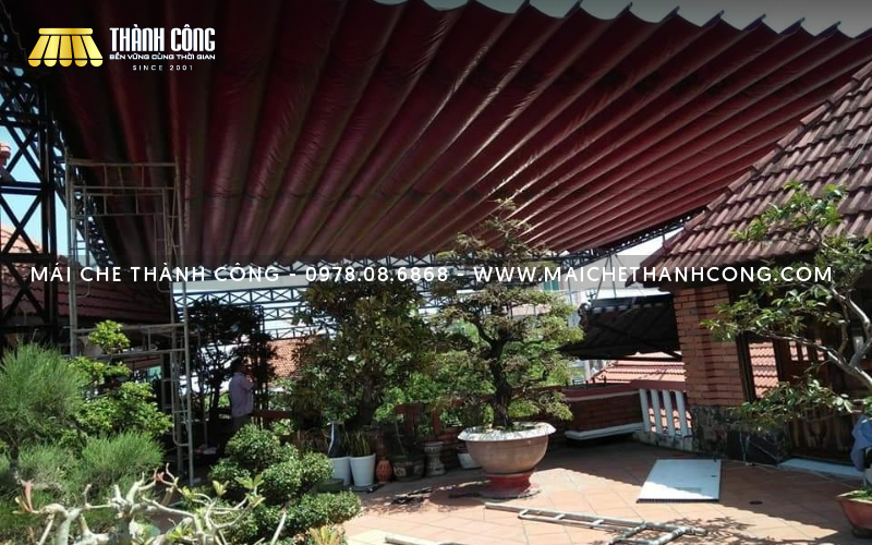 Thi công mái che sân vườn giúp không gian mát mẻ hơn, tăng tính thẩm mỹ cho không gian