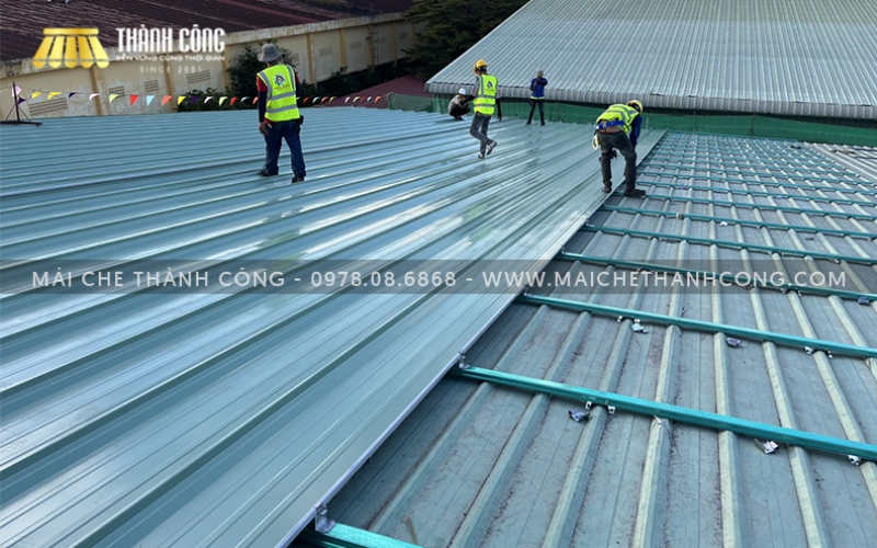 Mái che bằng tôn chống nóng có chi phí thấp, che chắn tuyệt đối Mái che bằng tôn chống nóng có chi phí thấp, che chắn tuyệt đối