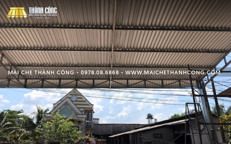 Mẫu mái che sân vườn bằng tôn cách nhiệt