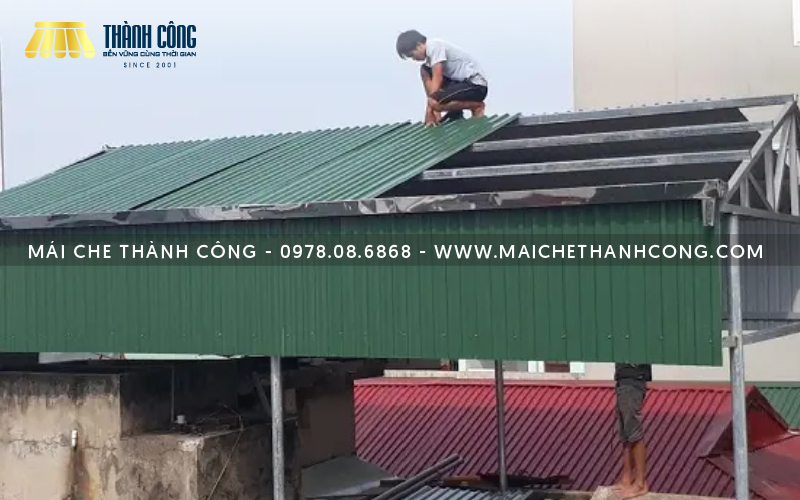 Mái che tôn cách nhiệt giúp không gian sân thượng luôn mát mẻ