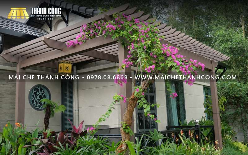 Mẫu mái che bằng vật liệu tự nhiên mộc mạc cho sân vườn