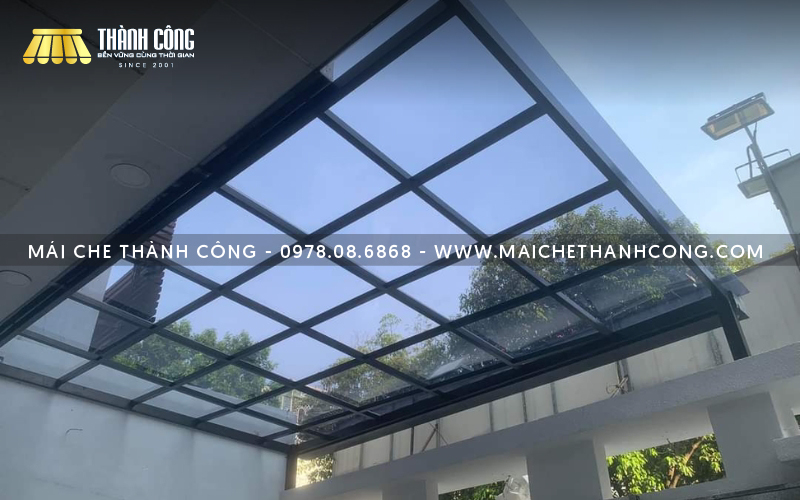 Mái nhựa lấy sáng đẹp, hiện đại giúp không gian sân thượng ấn tượng hơn