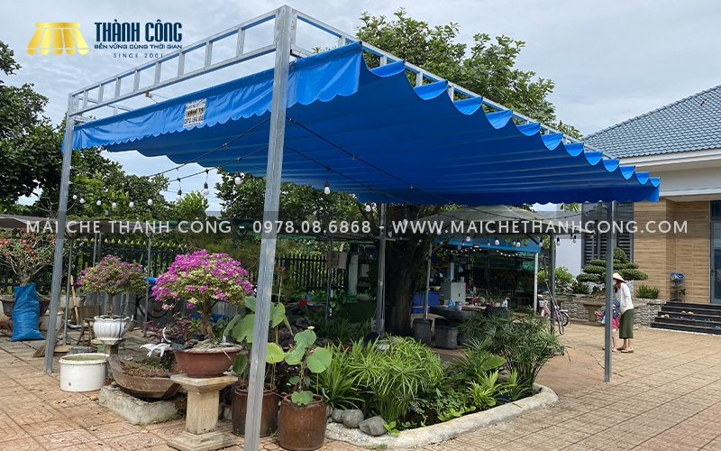 Mái xếp linh hoạt tạo không gian mát mẻ, thoáng đãng cho sân vườn
