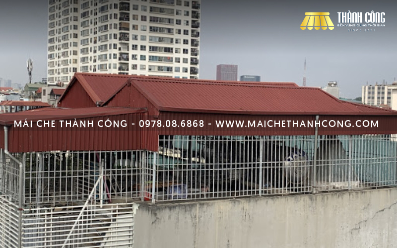Mẫu mái tôn sân thượng màu đỏ
