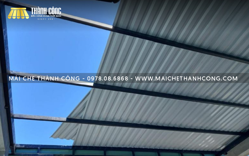 Thi công mái che tôn cho sân vườn