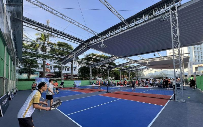 Bảng giá thi công mái che sân Pickleball Bình Dương phụ thuộc nhiều yếu tố