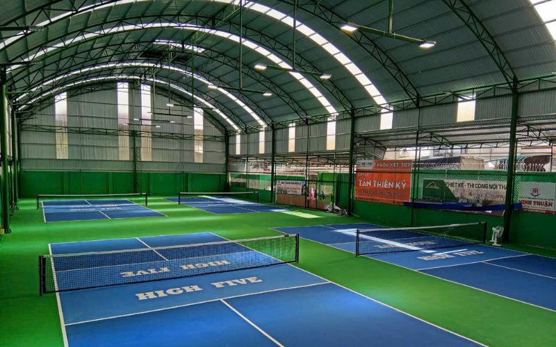 Bảng giá thi công mái che sân Pickleball TPHCM phụ thuộc vào nhiều yếu tố