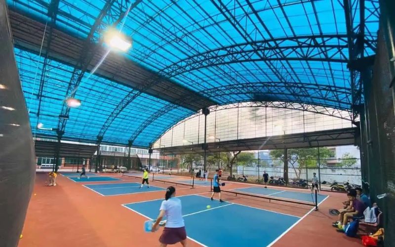 Báo giá thi công mái che sân Pickleball Quận 10 được cân nhắc cẩn thận dựa trên nhiều yếu tố