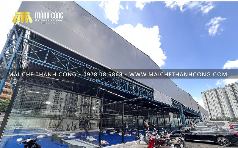Hệ thống khung mái che cần chắc chắn và bạt che cần là loại chịu lực tốt