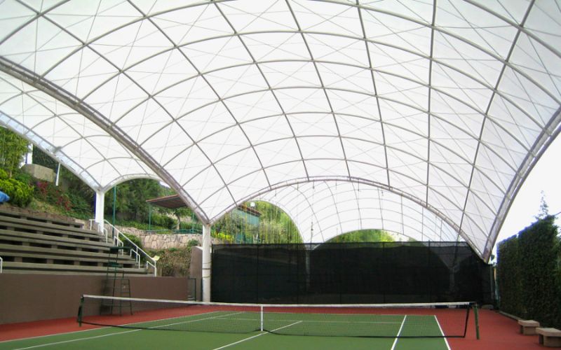 Đầu tư thi công mái che sân Pickleball giúp bảo vệ mặt sân và giữ chân khách hàng