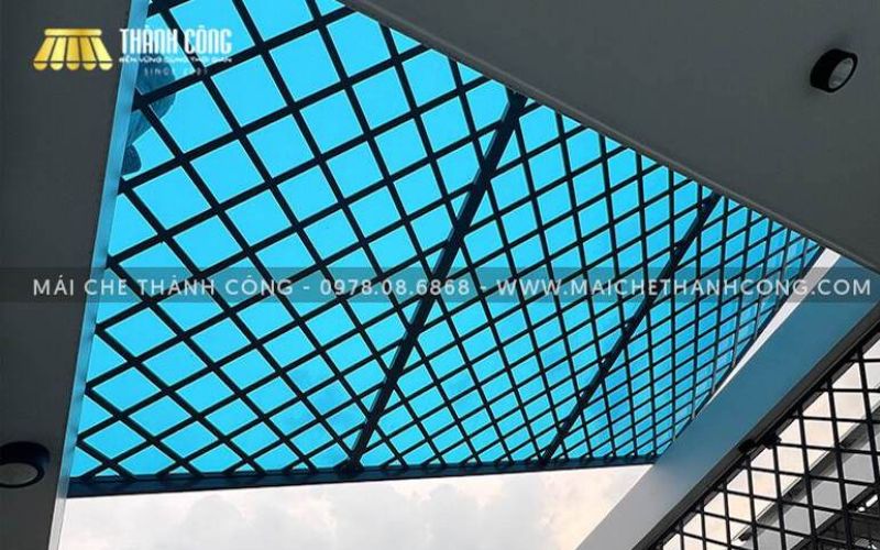 Mái che Polycarbonate giúp tận dụng tối đa ánh sáng tự nhiên