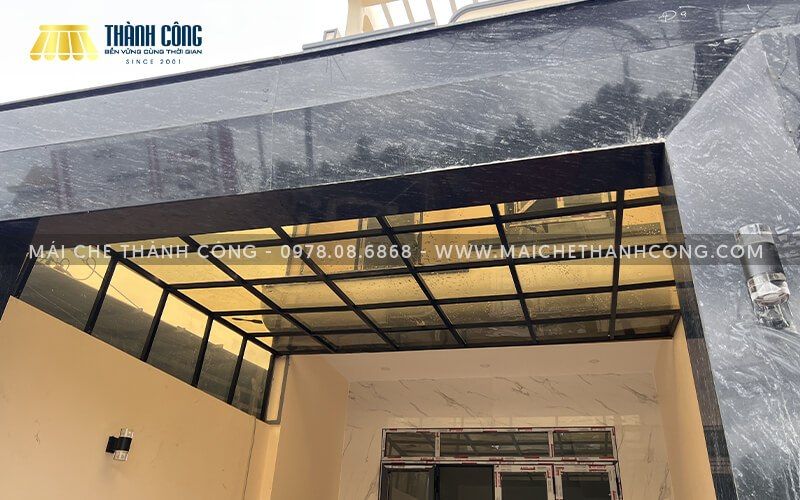 Mái che Polycarbonate lấy sáng tự nhiên tốt nhưng vẫn chống được tia UV