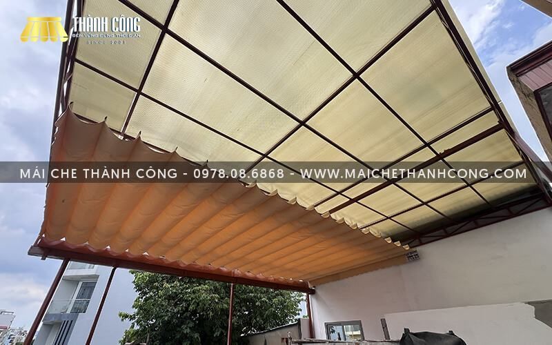 Mái che Polycarbonate có vẻ đẹp hiện đại, lấy sáng tự nhiên cực tốt