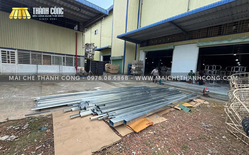 Mái Che Thành Công vận chuyển khung sườn mái che đến địa điểm thi công Mái Che Thành Công vận chuyển khung sườn mái che đến địa điểm thi công