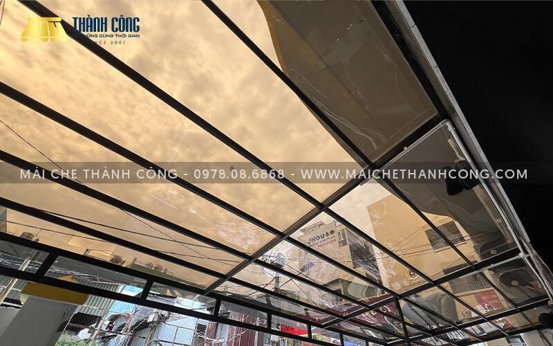 Mái nhựa lấy sáng phù hợp với chủ sân muốn tận dụng ánh sáng tự nhiên