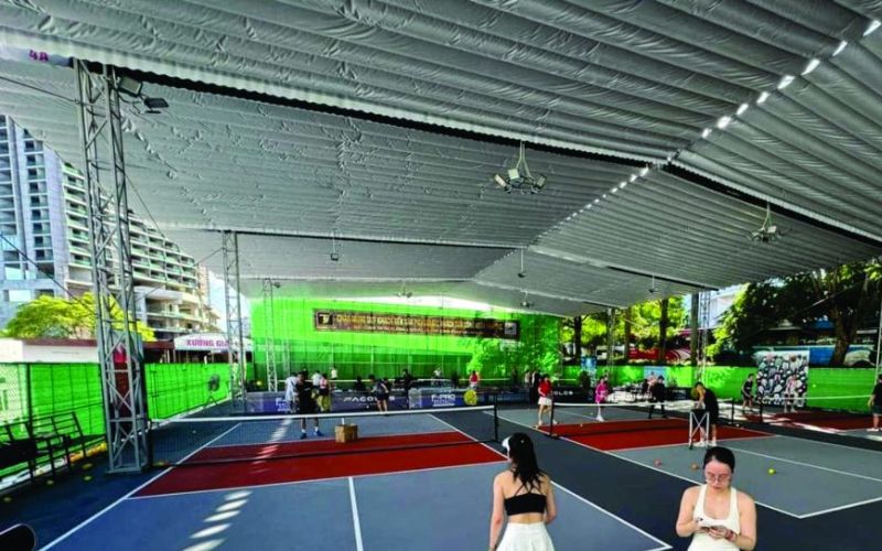 Thi công mái che sân Pickleball là việc làm cần thiết để bảo vệ mặt sân