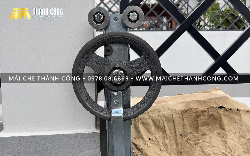 Tay quay nâng mái hiên giúp điều chỉnh độ căng của bạt xếp Tay quay nâng mái hiên giúp điều chỉnh độ căng của bạt xếp