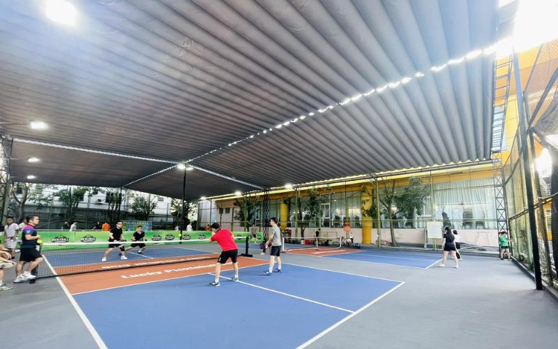 Dịch vụ thi công mái che sân Pickleball Bến Cát chuyên nghiệp