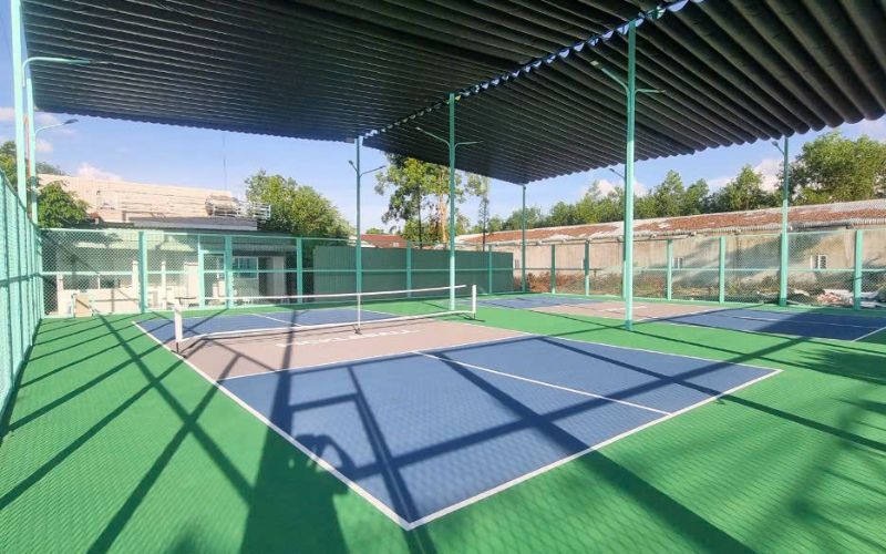 Thi công mái che sân Pickleball cần đảm bảo chiều cao, chịu lực tốt, thoát nước nhanh