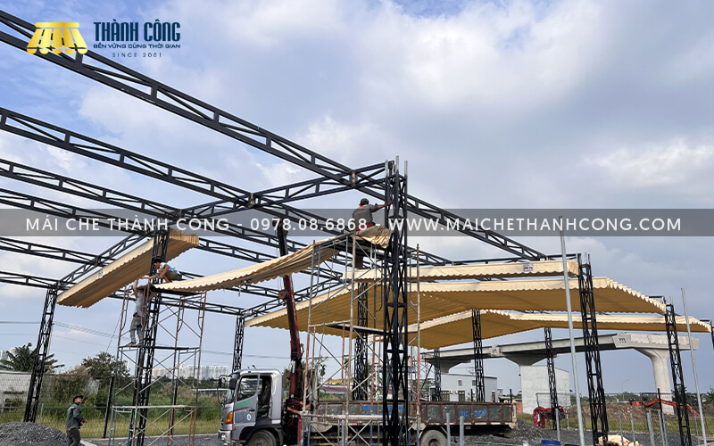 Xe vận chuyển khung mái xếp và phụ kiện cho công trình sân PicknBoom (Quận 9) Xe vận chuyển khung mái xếp và phụ kiện cho công trình sân PicknBoom (Quận 9)