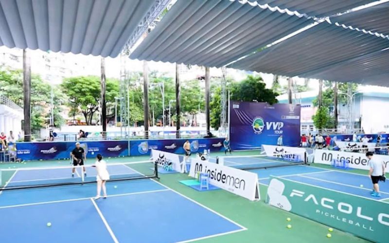 Giá thi công mái che sân Pickleball phụ thuộc vào loại vật liệu, diện tích và kích thước sân