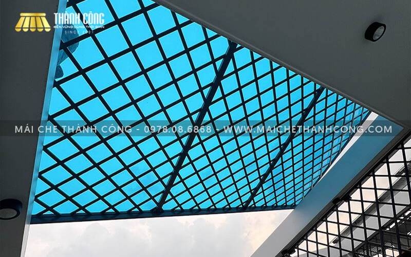 Mái che Polycarbonate nhẹ, bền, lấy sáng tự nhiên tốt Mái che Polycarbonate nhẹ, bền, lấy sáng tự nhiên tốt