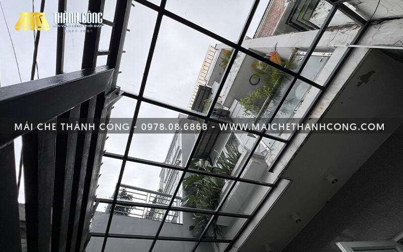 Công trình mái che sân thượng cho nhà phố nhỏ