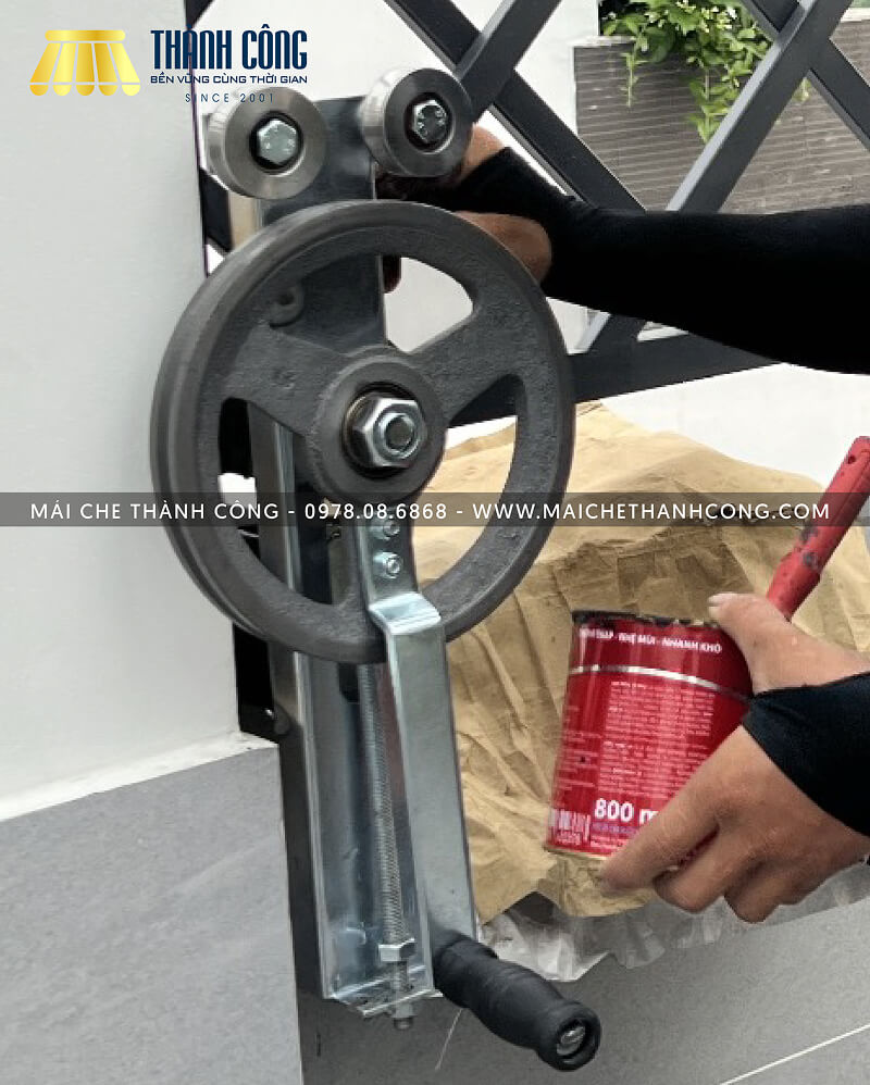 Mái che Thành Công cung cấp tay quay cho mái xếp với giá cả hợp lý