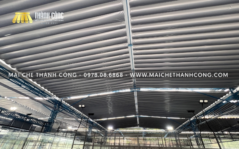 Lắp đặt mái xếp giúp không gian kinh doanh luôn thoáng mát trước mọi điều kiện thời tiết