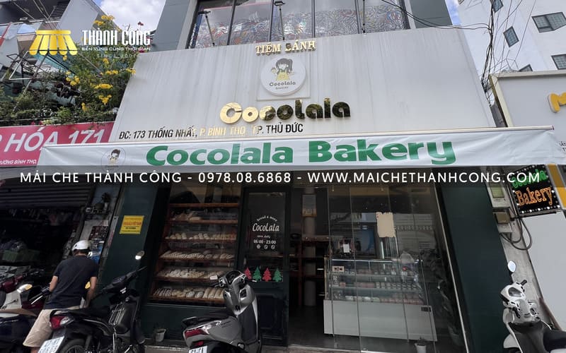 Mái hiên di động được lắp đặt phổ biến trước cửa hàng kinh doanh, shop thời trang