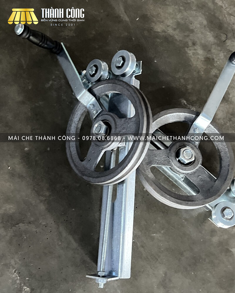 Tay quay hỗ trợ thu kéo mái xếp nhẹ nhàng, tiện lợi