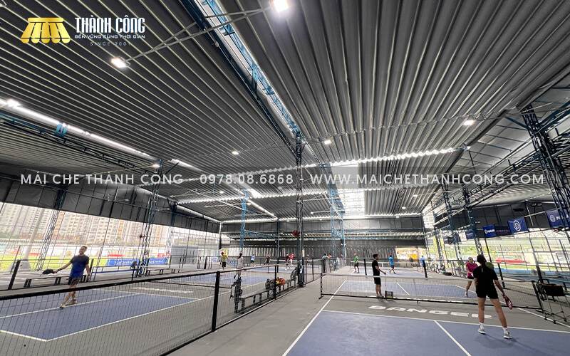 Mái che sân Pickleball bảo vệ mặt sân và người chơi khỏi tác động thời tiết
