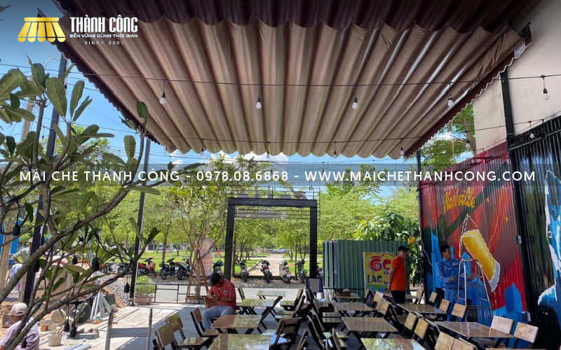 Mẫu bạt xếp màu sắc trang nhã được lắp đặt hoàn thiện cho quán cà phê