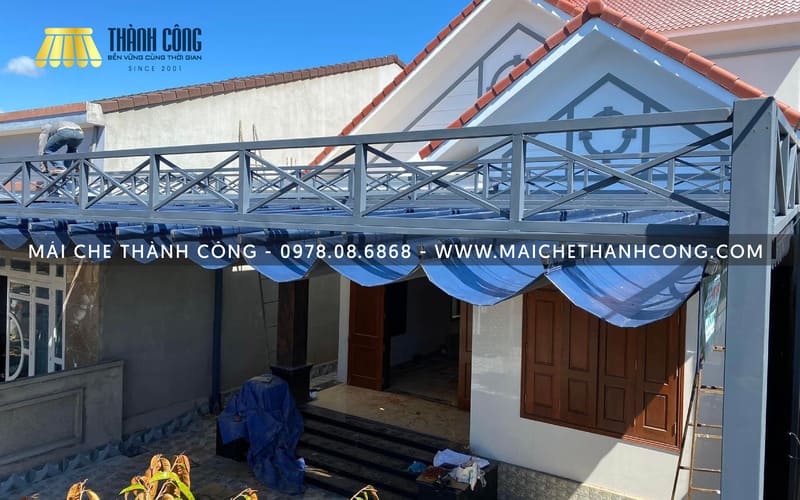Lắp đặt mái xếp Bình Thạnh bền đẹp, chống nắng mưa hiệu quả cho nhà ở